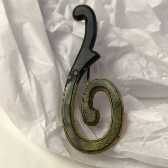 Antique Jewelry - Antique Bakelite /resin / lucite brooch.